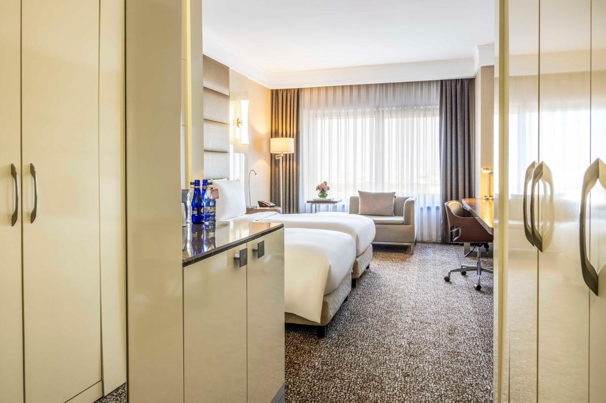 Deluxe Twin Room City View Smoking